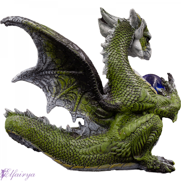 Wahrsager-Drache mit blauer Kugel